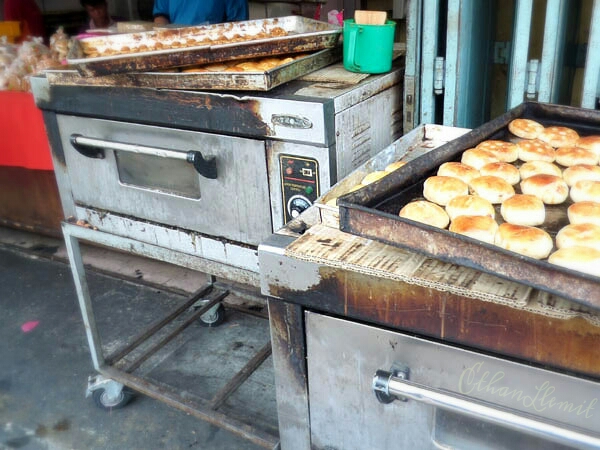 Fresh bread on Jonker Walk