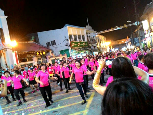 Dancing on Jonker Walk in front of the big stage